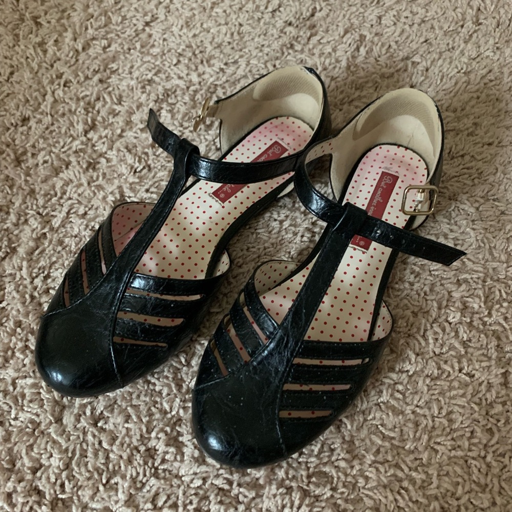 size 8 - b.a.i.t. - black t-strap flats/sandals